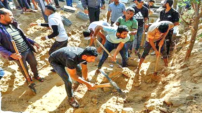 في غزة.. الأموات يملأون المقابر والأحياء يفرون من البيوت